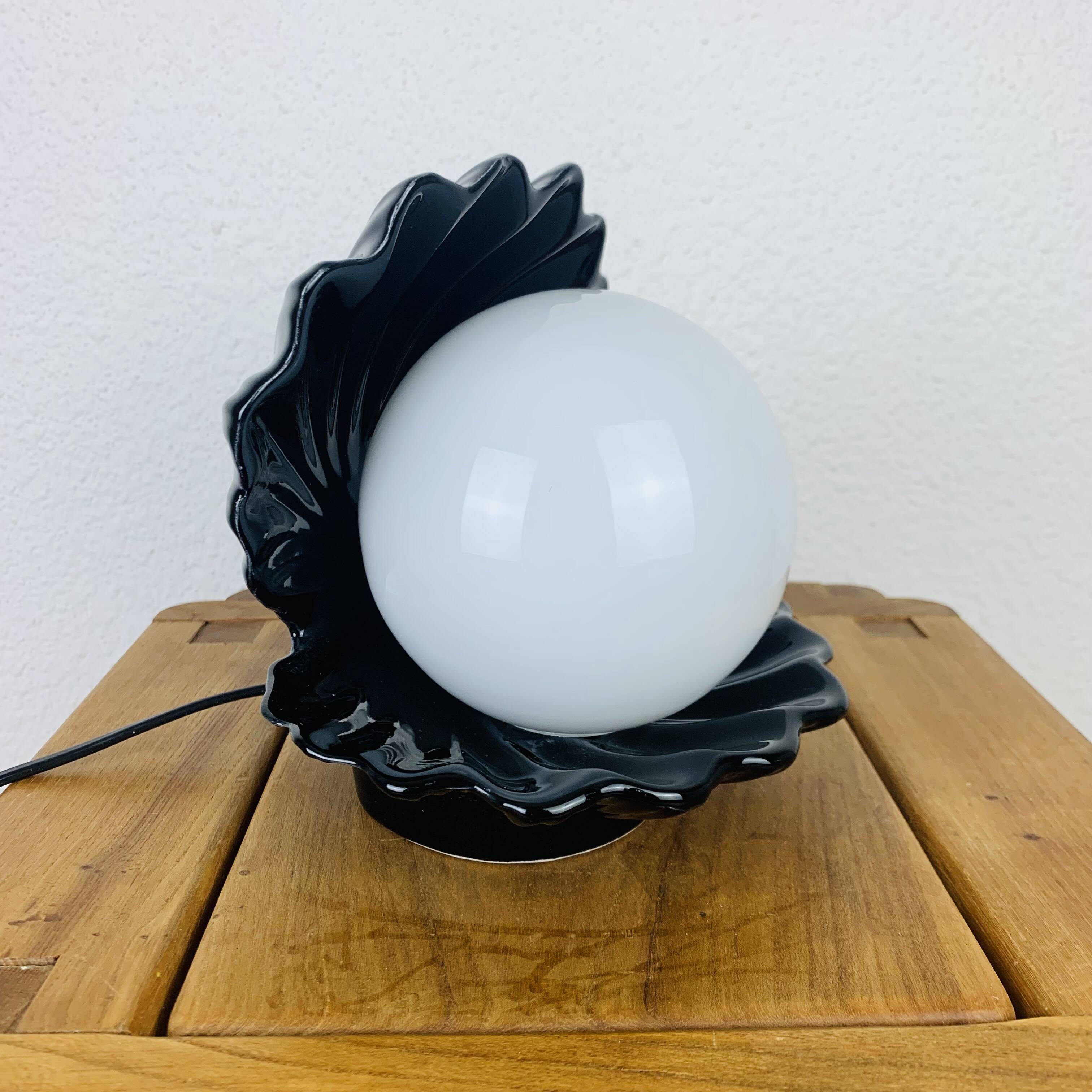 Black ceramic shell lamp and opaline pearl