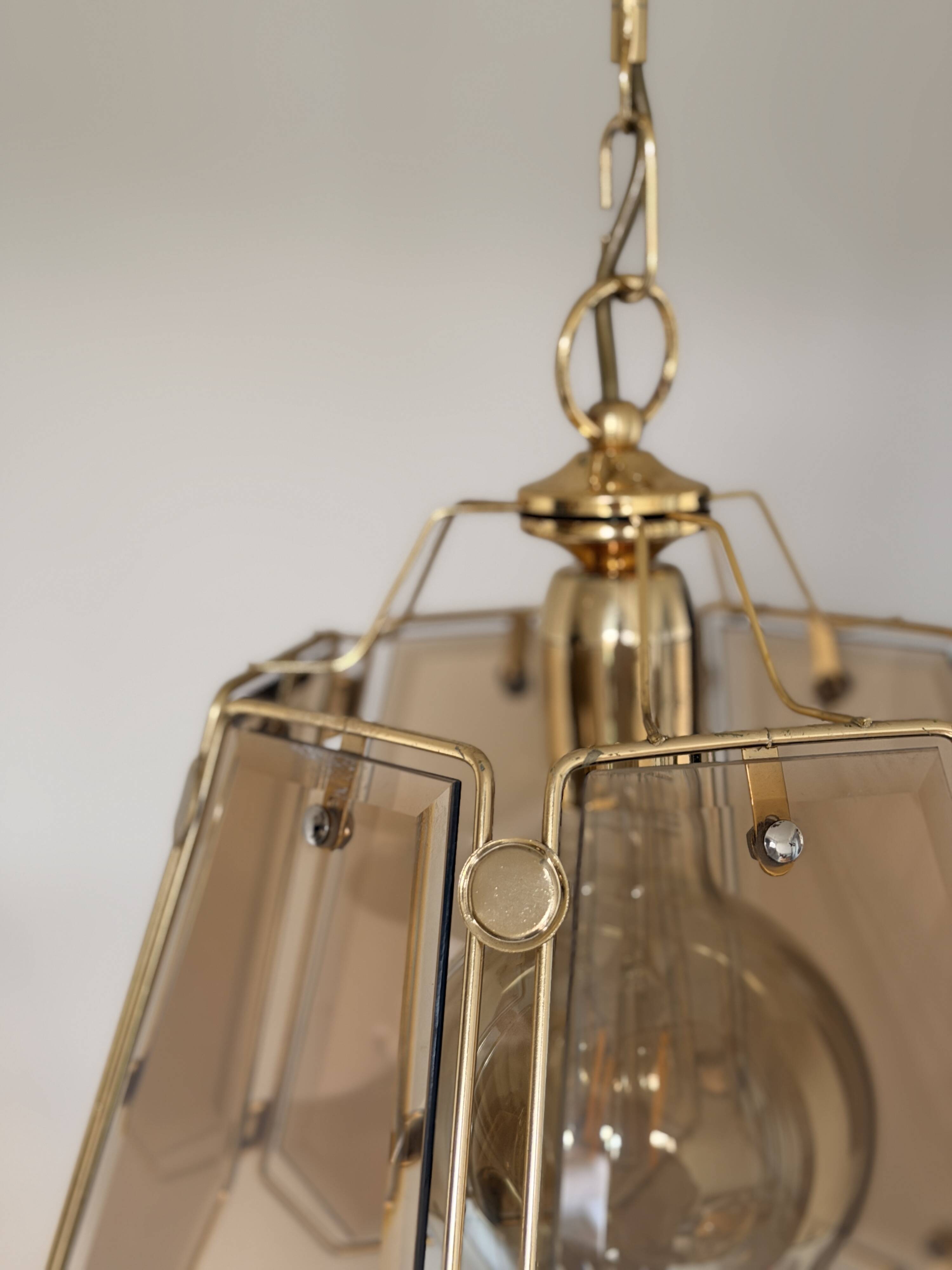 Pair of vintage pendant lights in smoked glass and gold metal, Hollywood style.