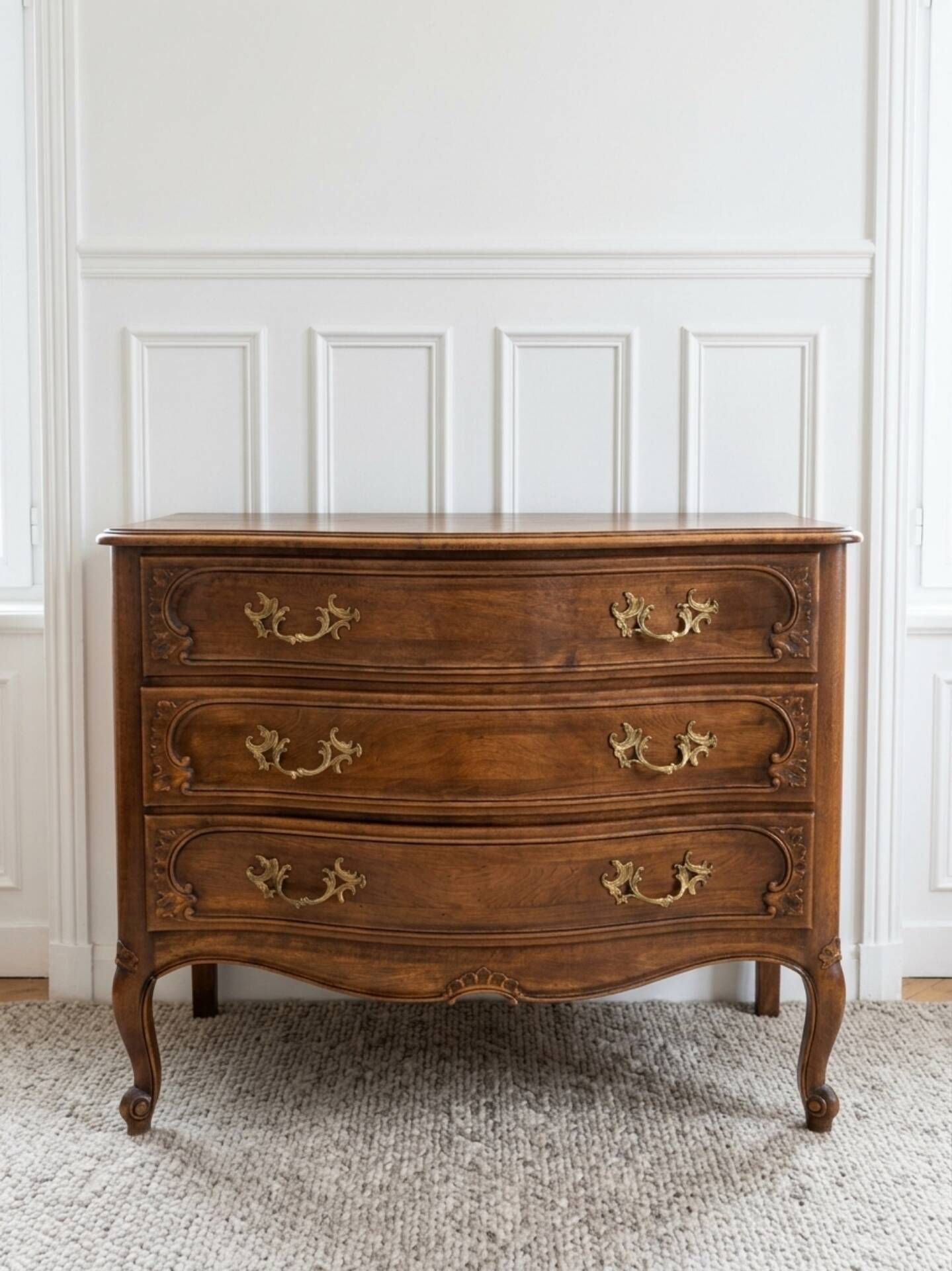 Curved Louis XV style commode in solid wood – 3 drawers