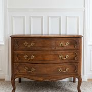 Commode galbée style Louis XV en bois massif – 3 tiroirs
