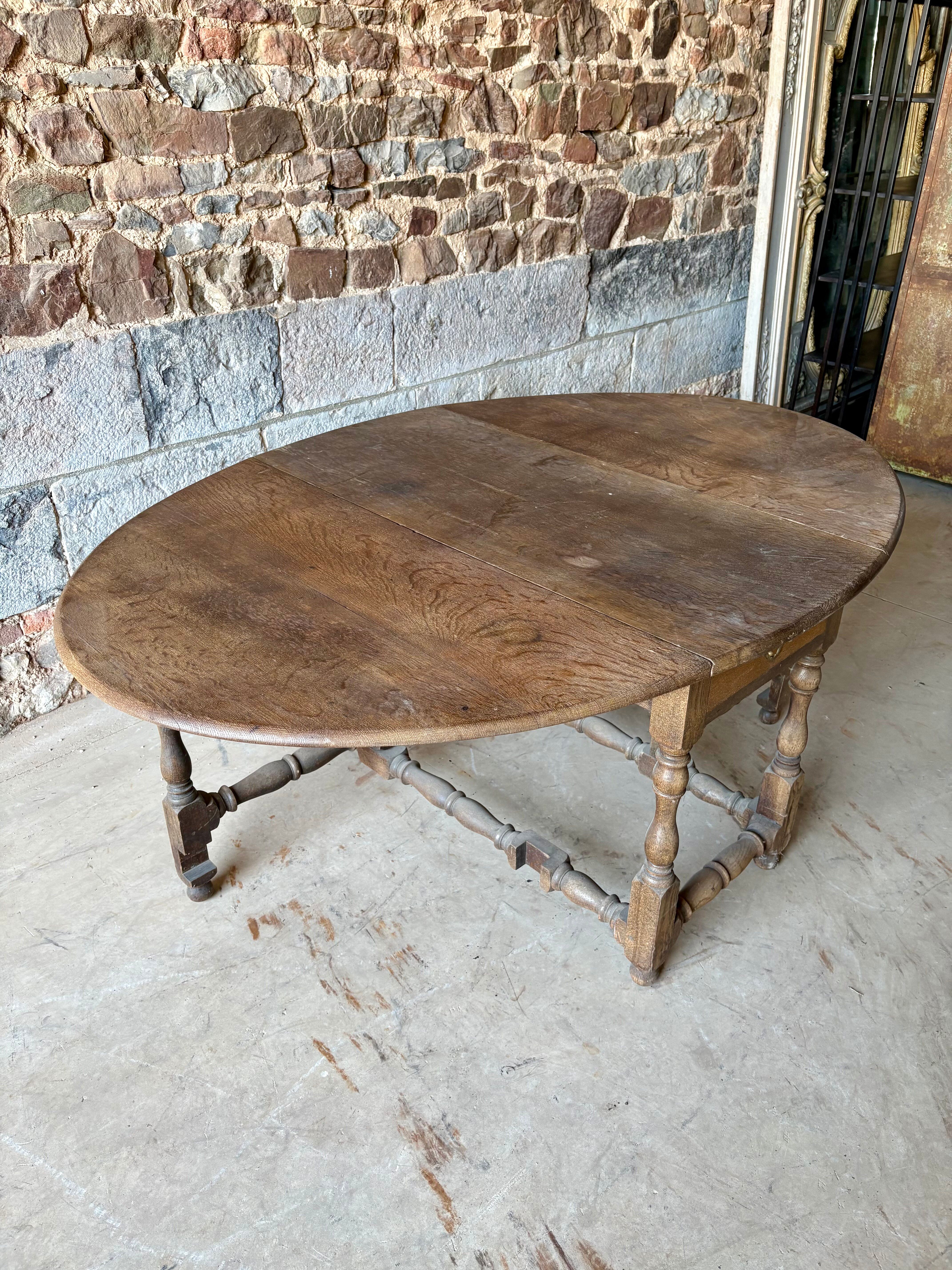 Large drop-leaf table in solid oak – English country style.