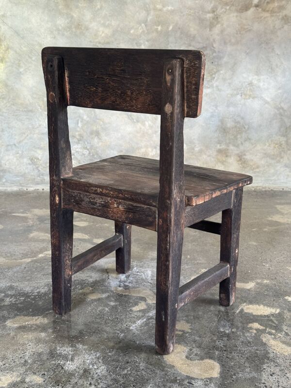 Petite chaise d'enfant ancienne indonésienne en teck