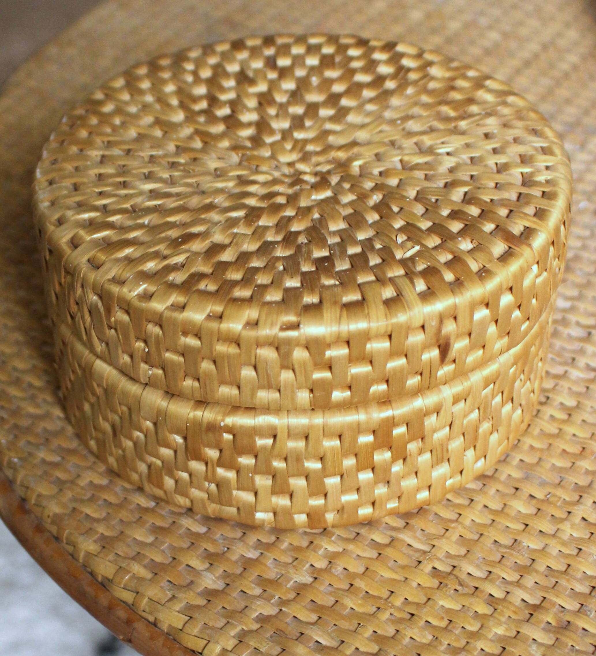Round basket box Vintage wicker lid