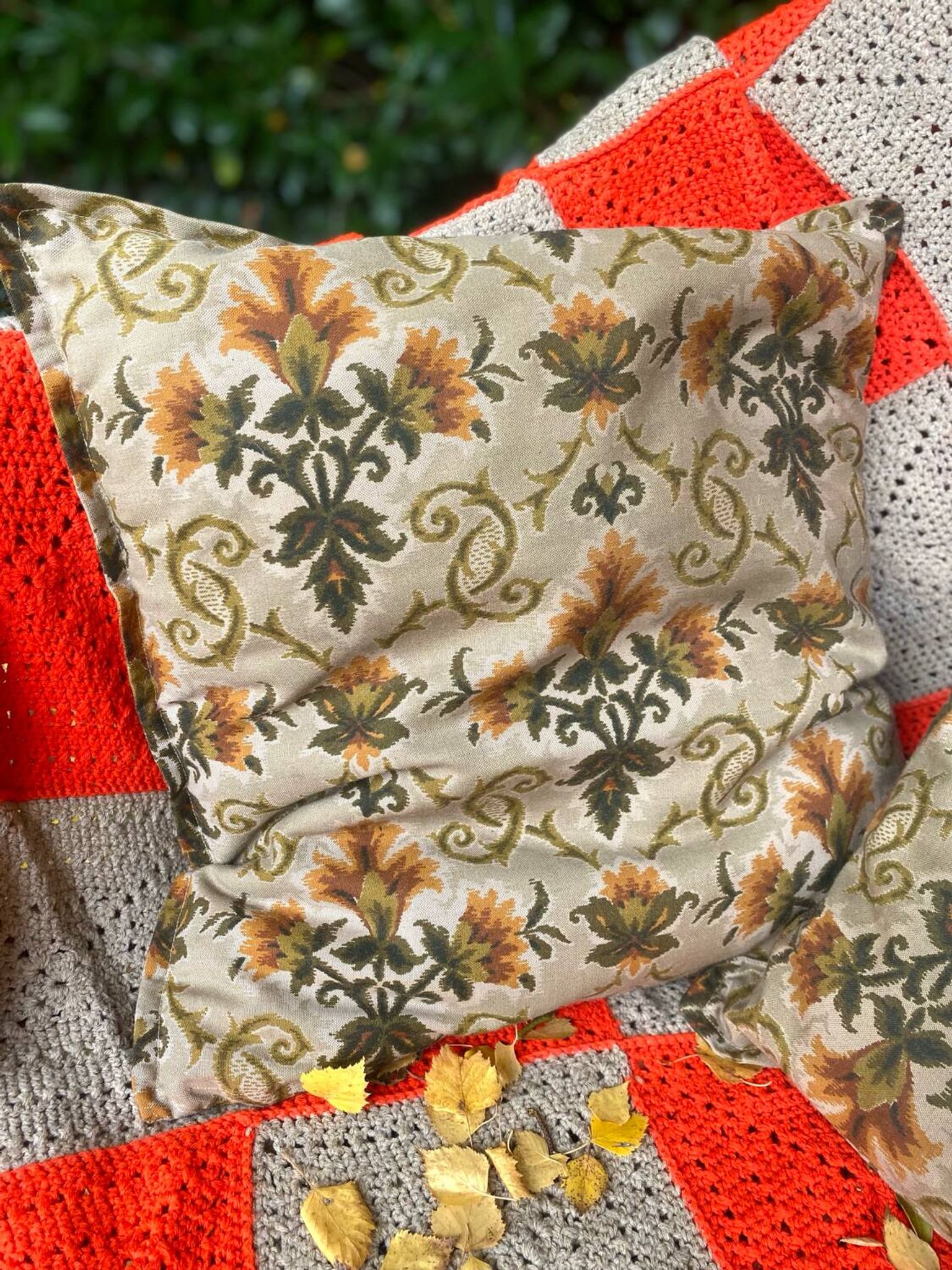 Duo of jacquard cushions 70