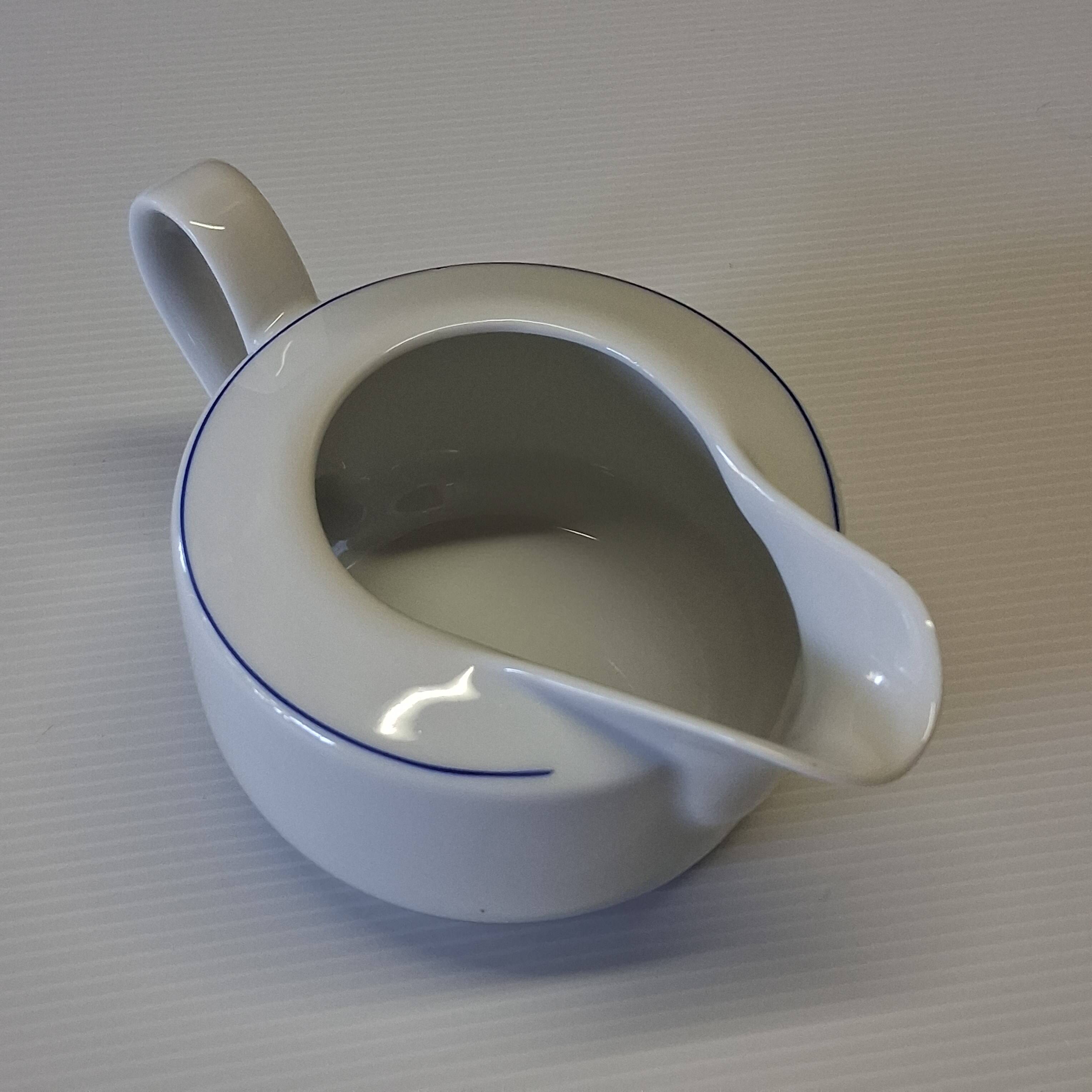 Very pretty white porcelain sauceboat in very good condition.