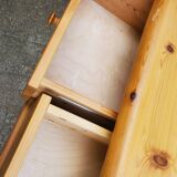 Commode pin