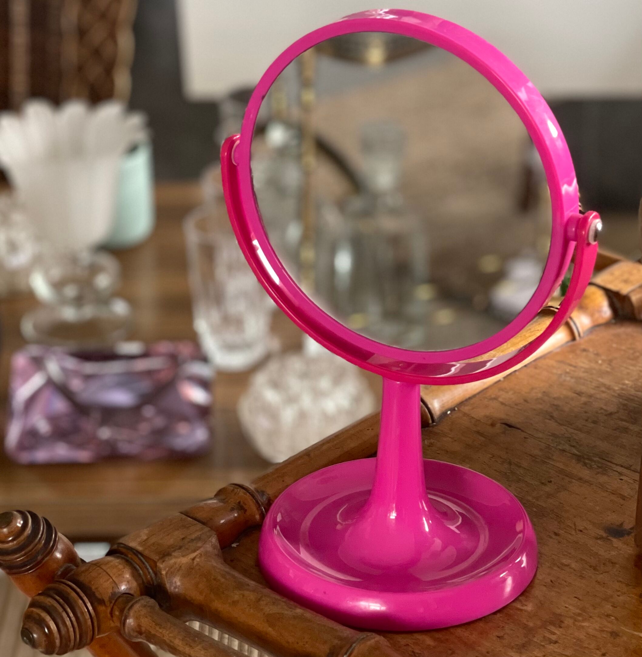 Pedestal mirror