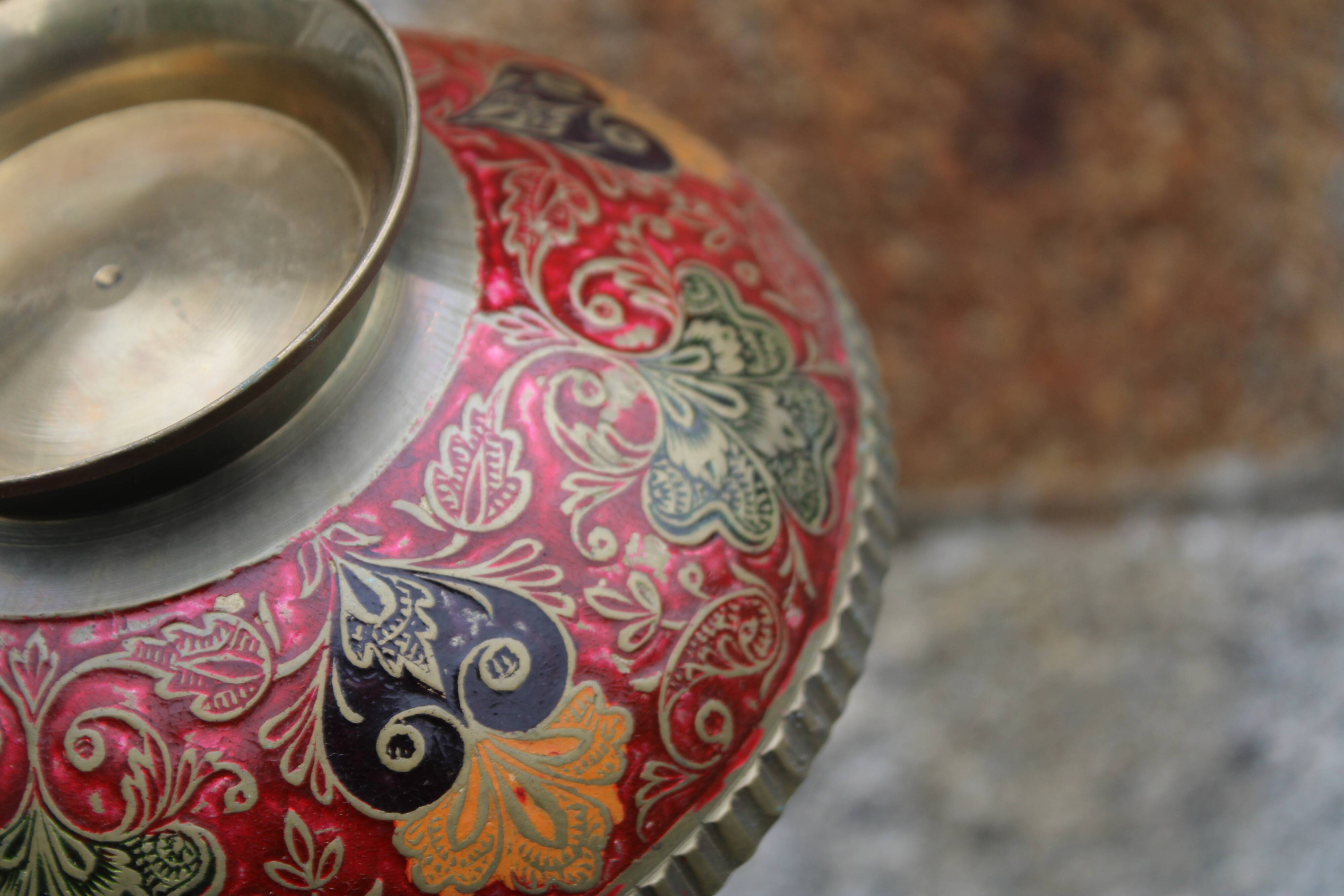 Decorative bowl in hammered brass, oriental style