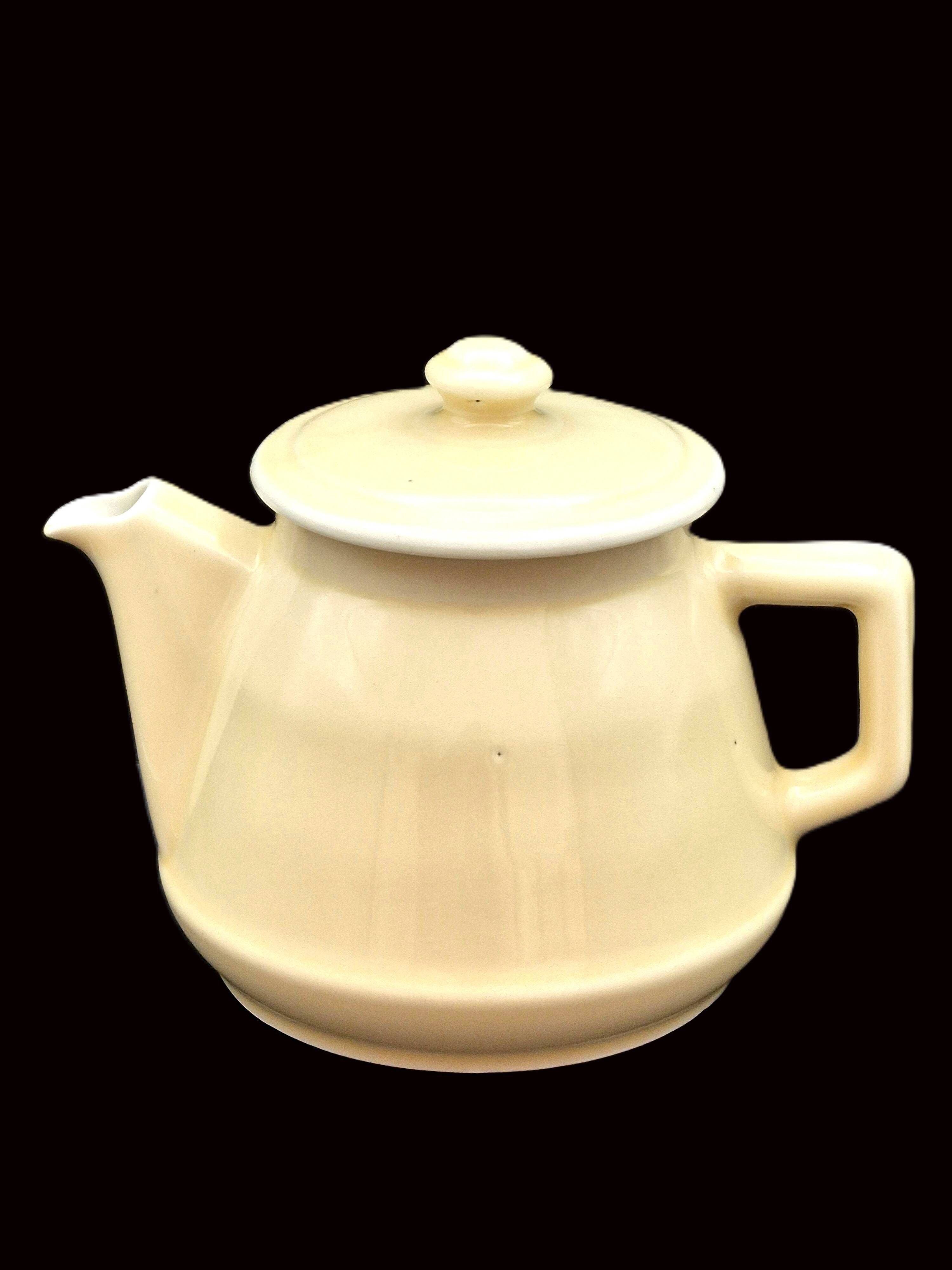 Vintage cream ceramic teapot – Authentic charm & chic country decor