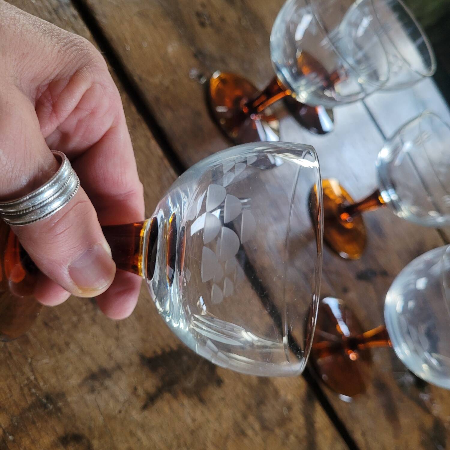 Engraved wine glasses with amber feet, 60s France