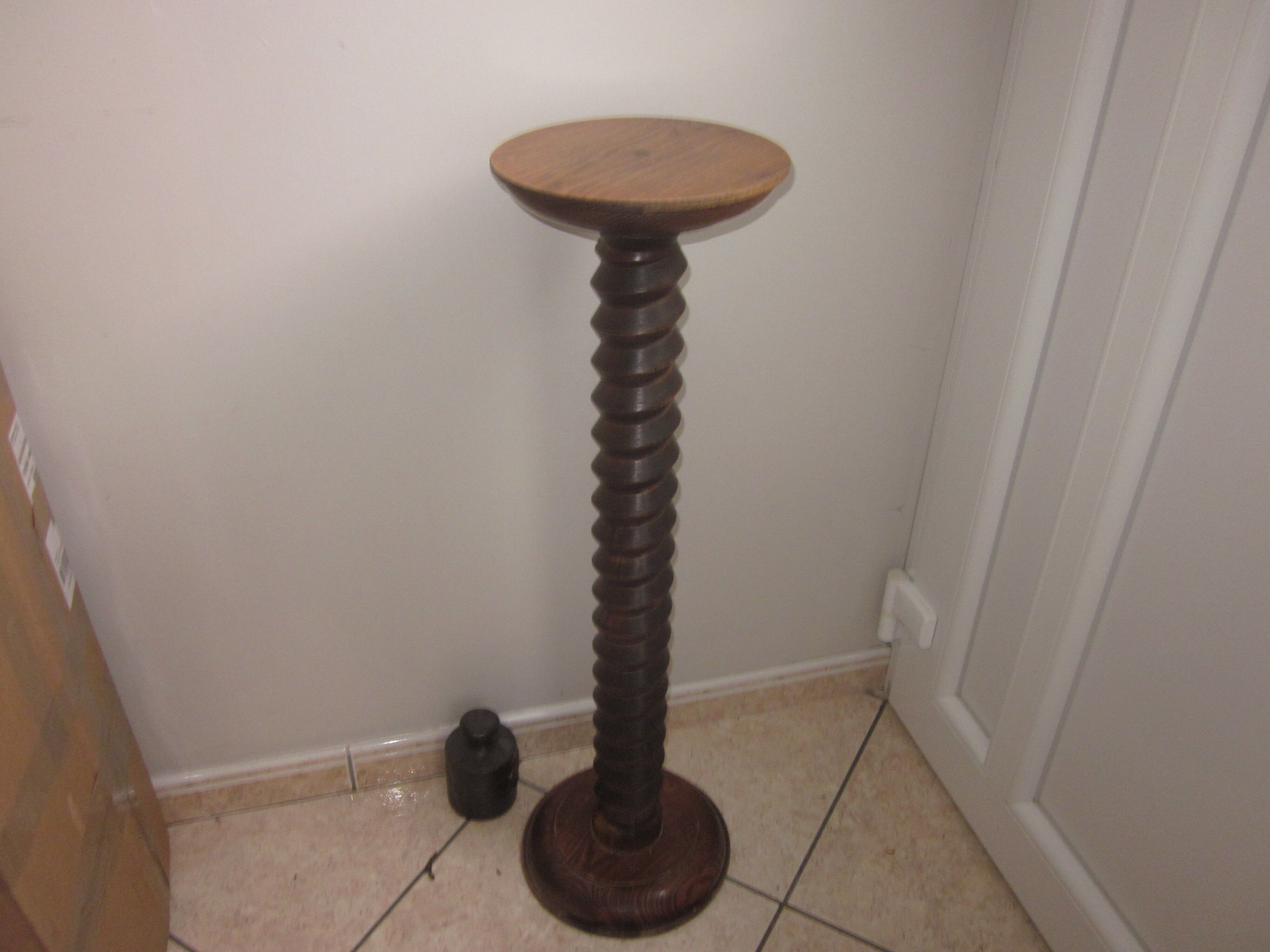Solid wooden column selette