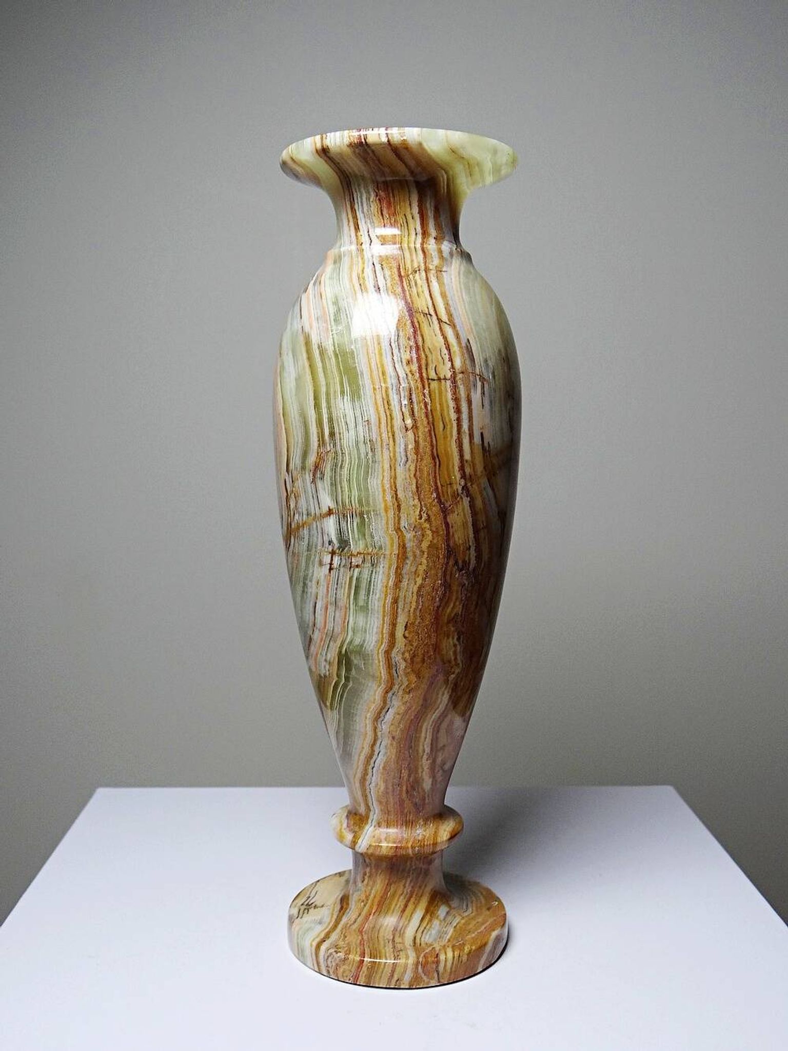 A pair of vintage baluster vases in green striped onyx from Italy, mid-century.
