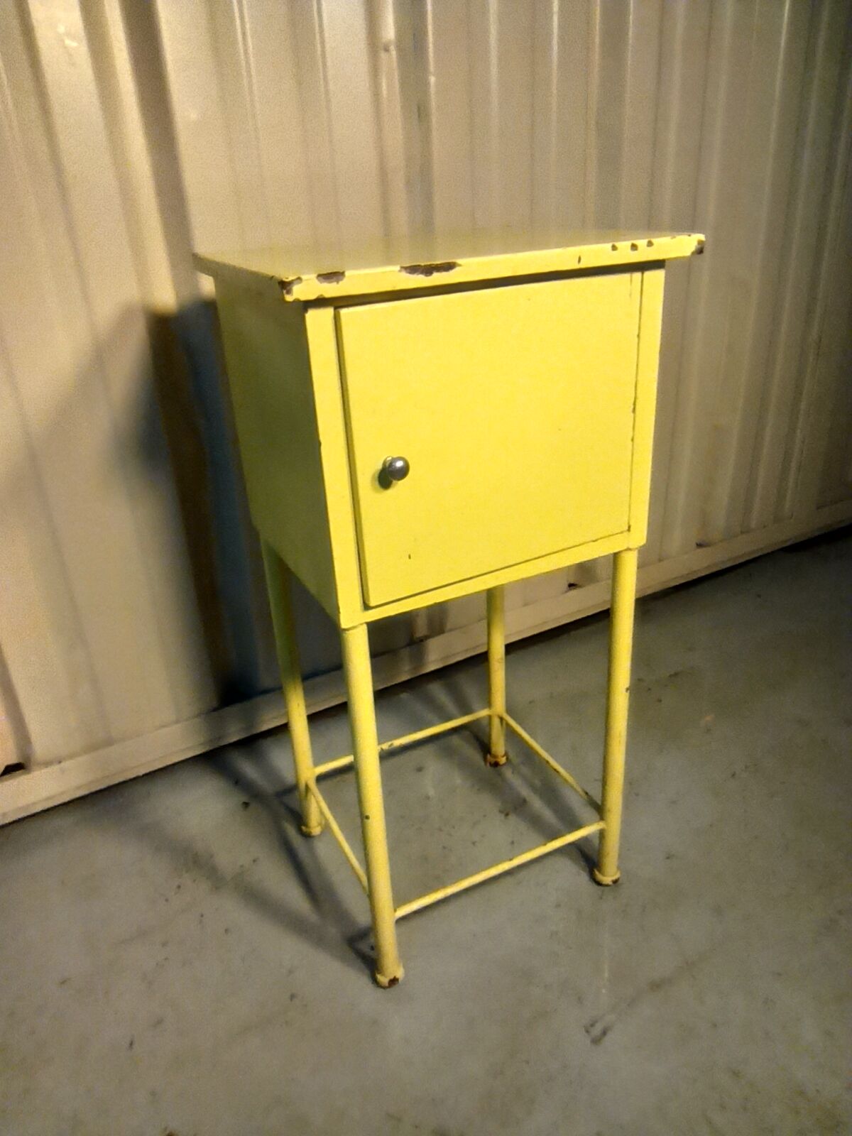 Meuble atelier métallique industriel une porte jaune