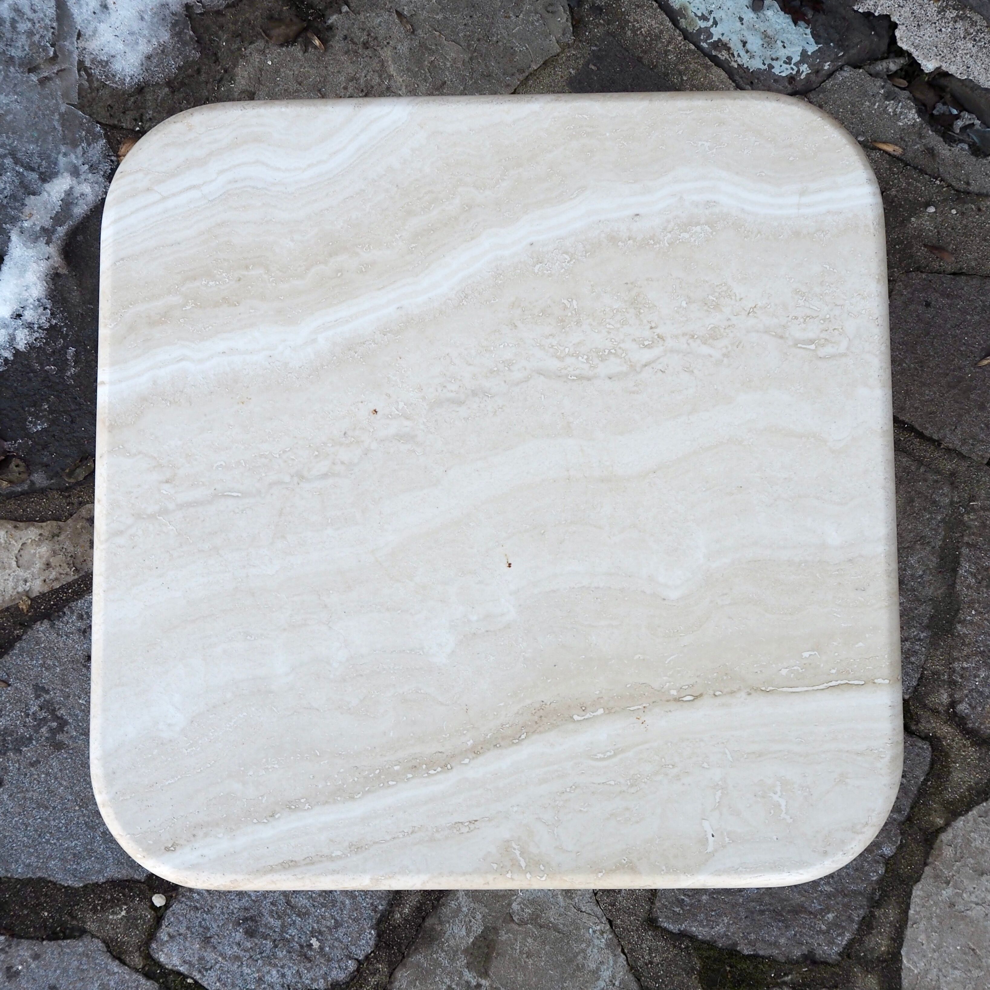 Table d'appoint en travertin