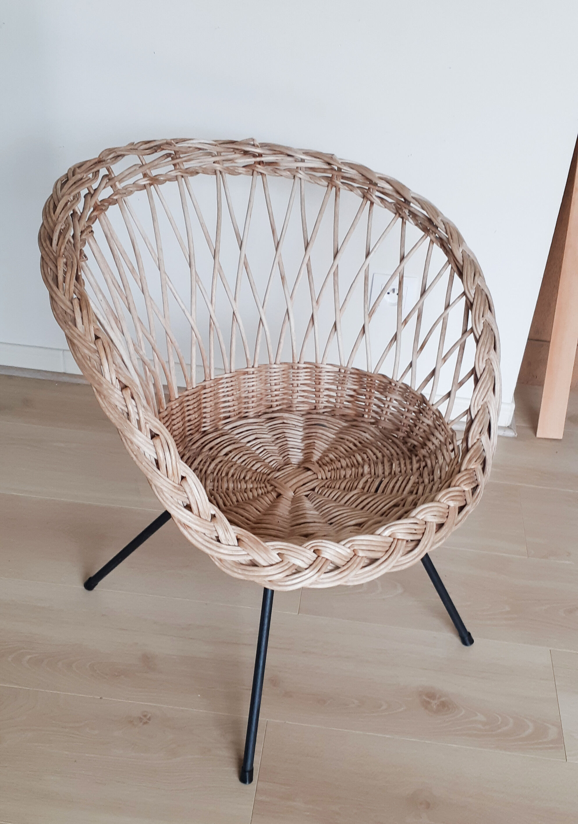 Adult rattan armchair metal feet