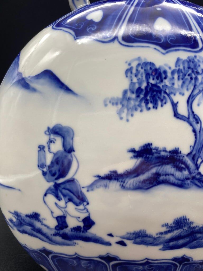 Chinese gourd vase in white and blue porcelain