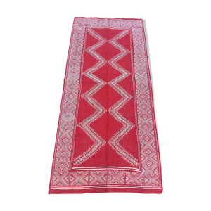 Tapis rouge et blanc