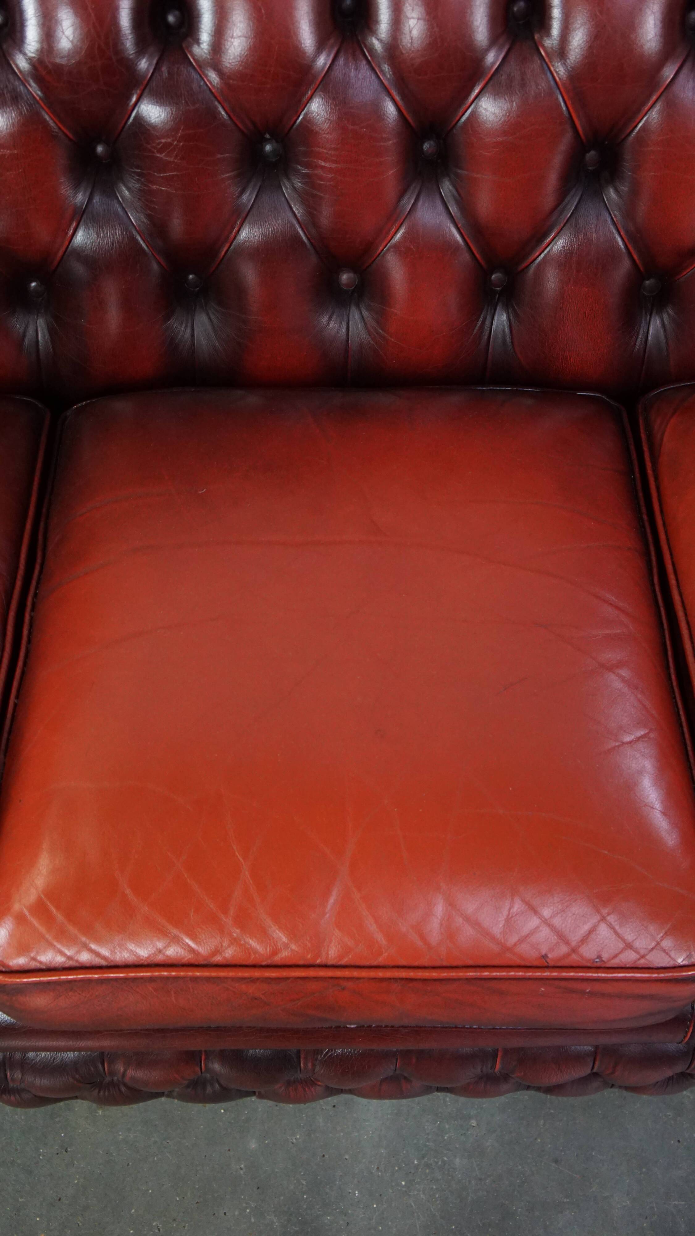 Spacious red English 2.5-seater cowhide leather chesterfield sofa