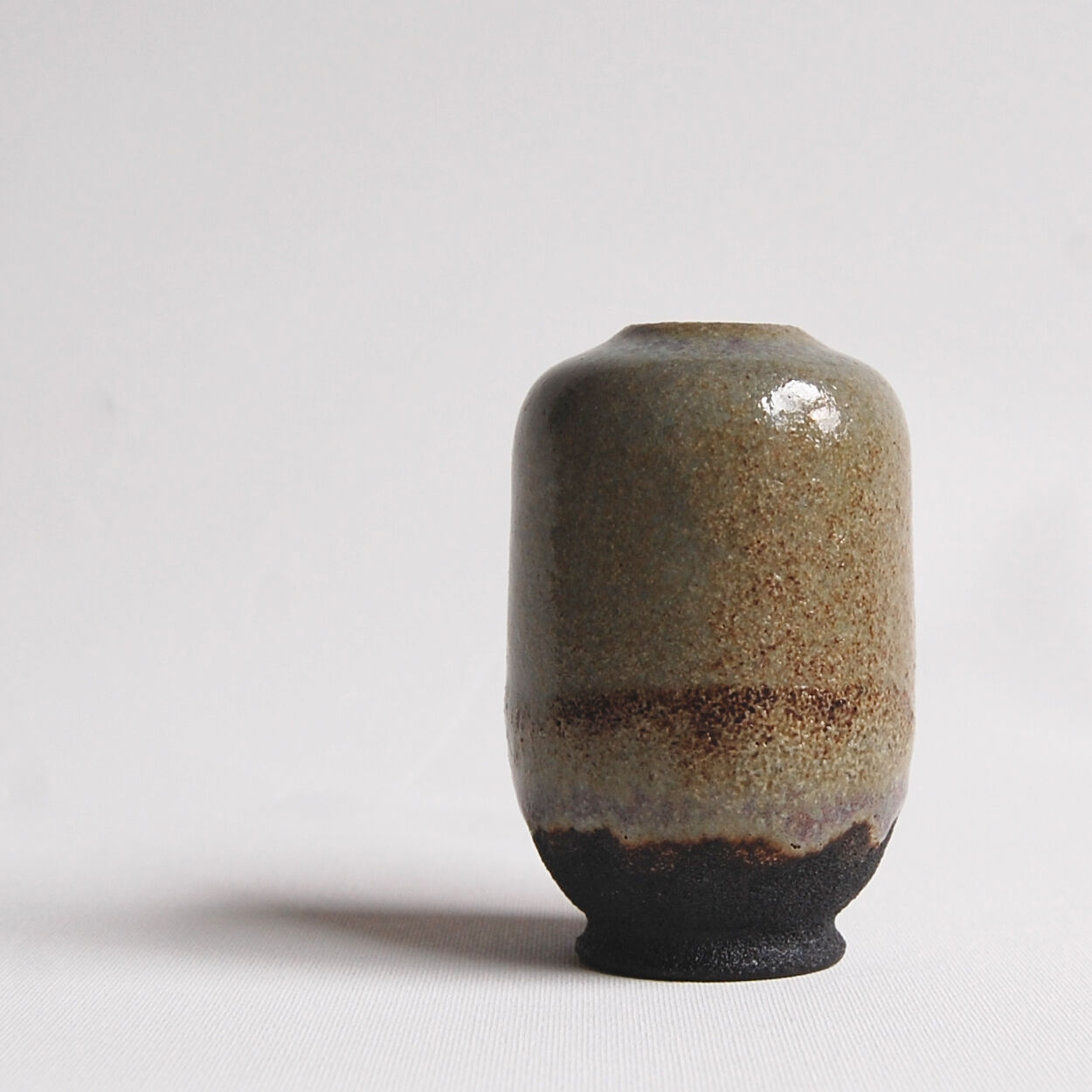 Vase vintage dans les tons gris-brun-vert