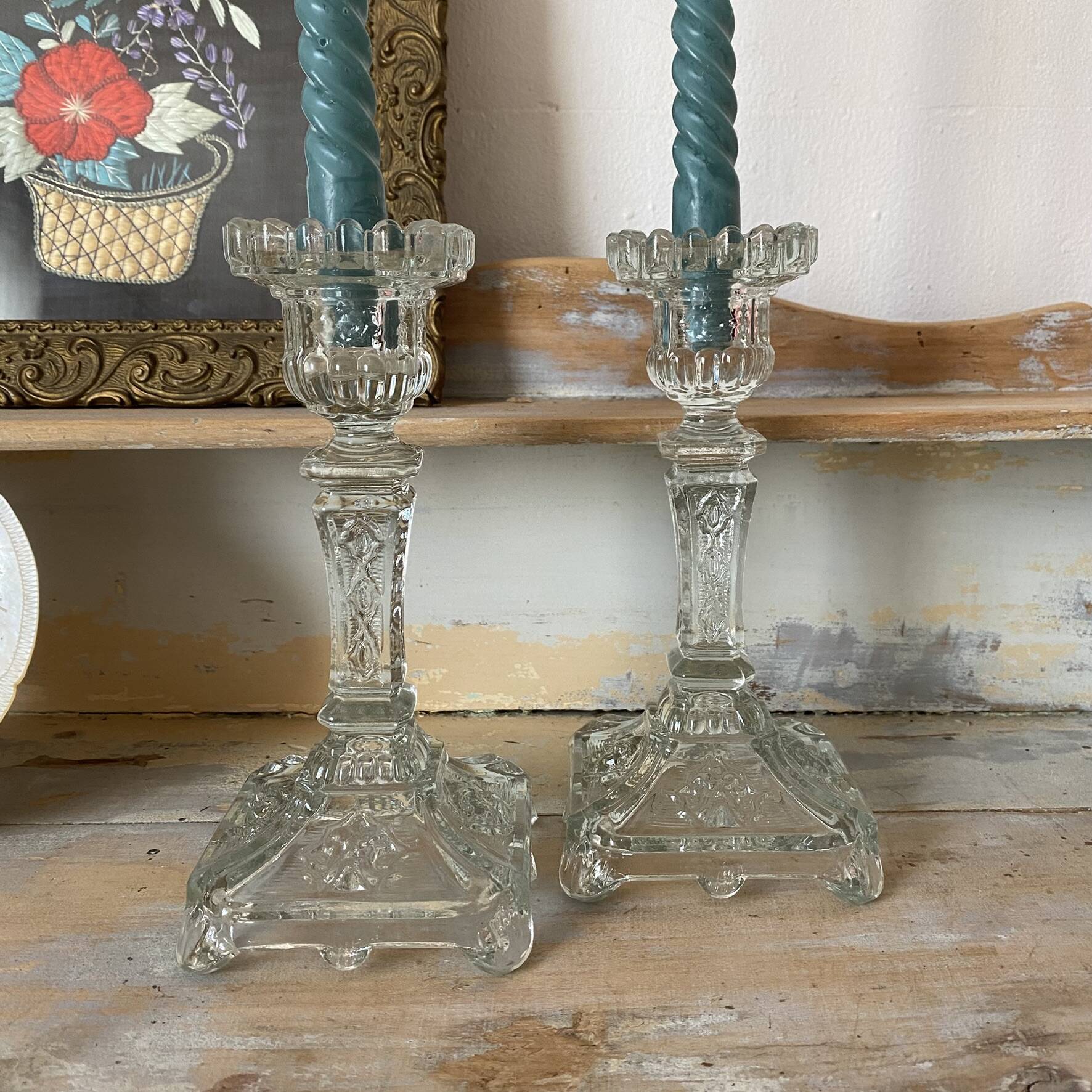 Paire de bougeoirs en verre moulé base carrée