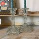 Paire de bougeoirs en verre moulé base carrée