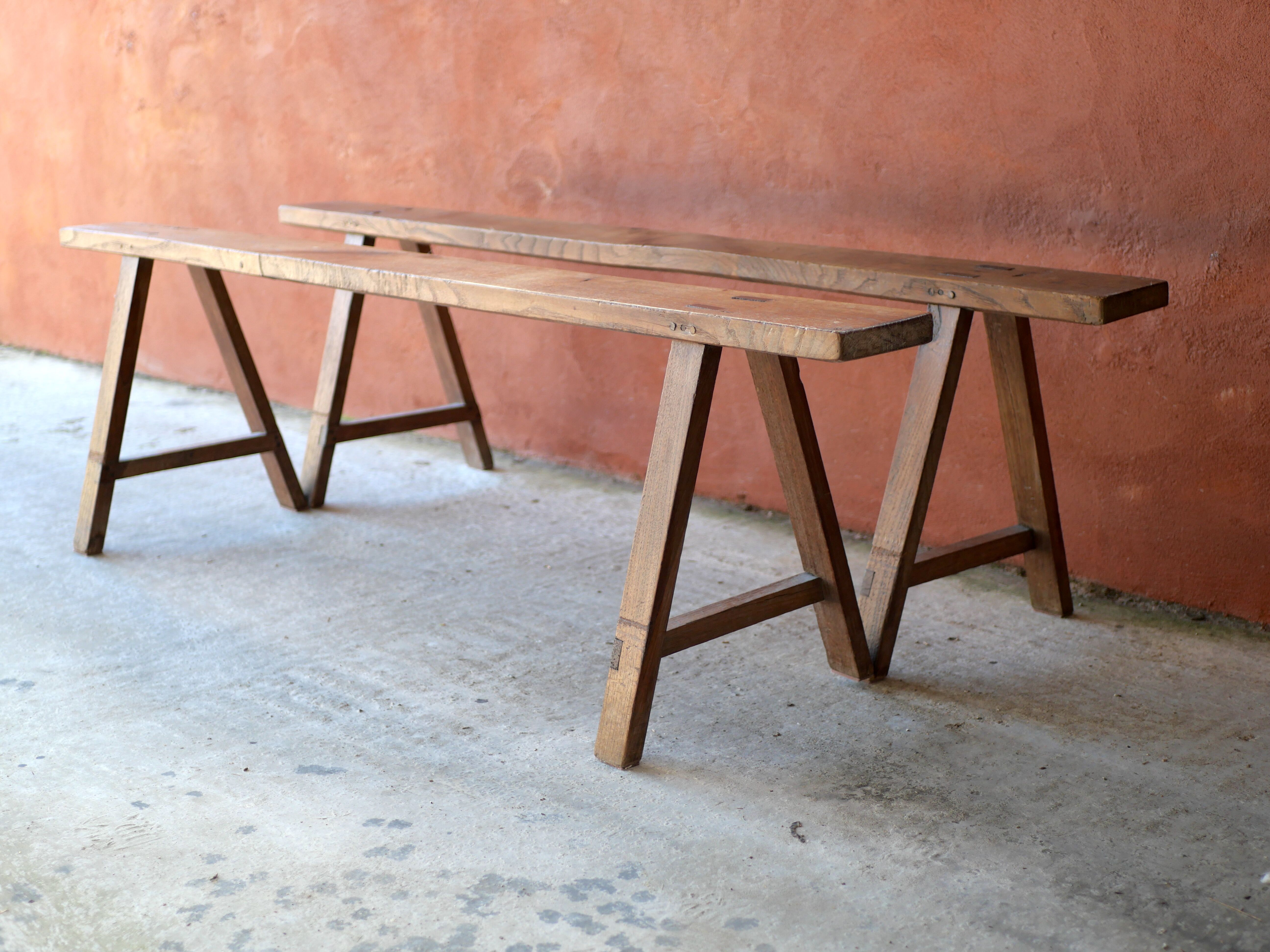 Paire de bancs de ferme en bois