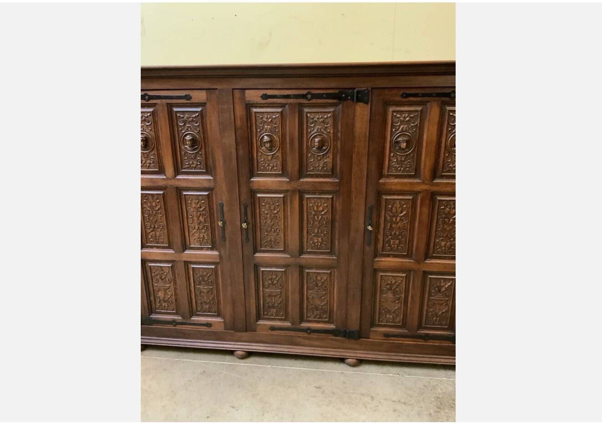 Armoire néogothique ancienne avec compartiment à linge