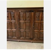 Armoire néogothique ancienne avec compartiment à linge