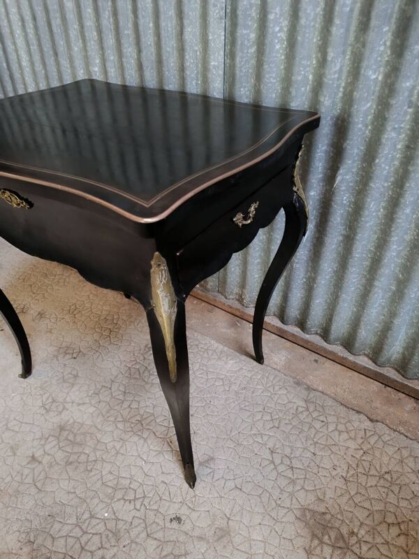 Petite table d'appoint travailleuse