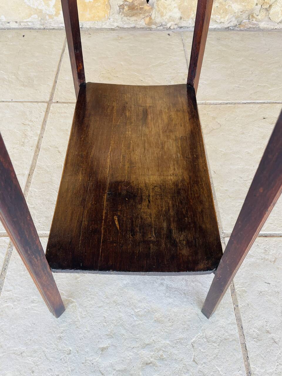 Table d'appoint Art déco en noyer avec étagère, années 1930