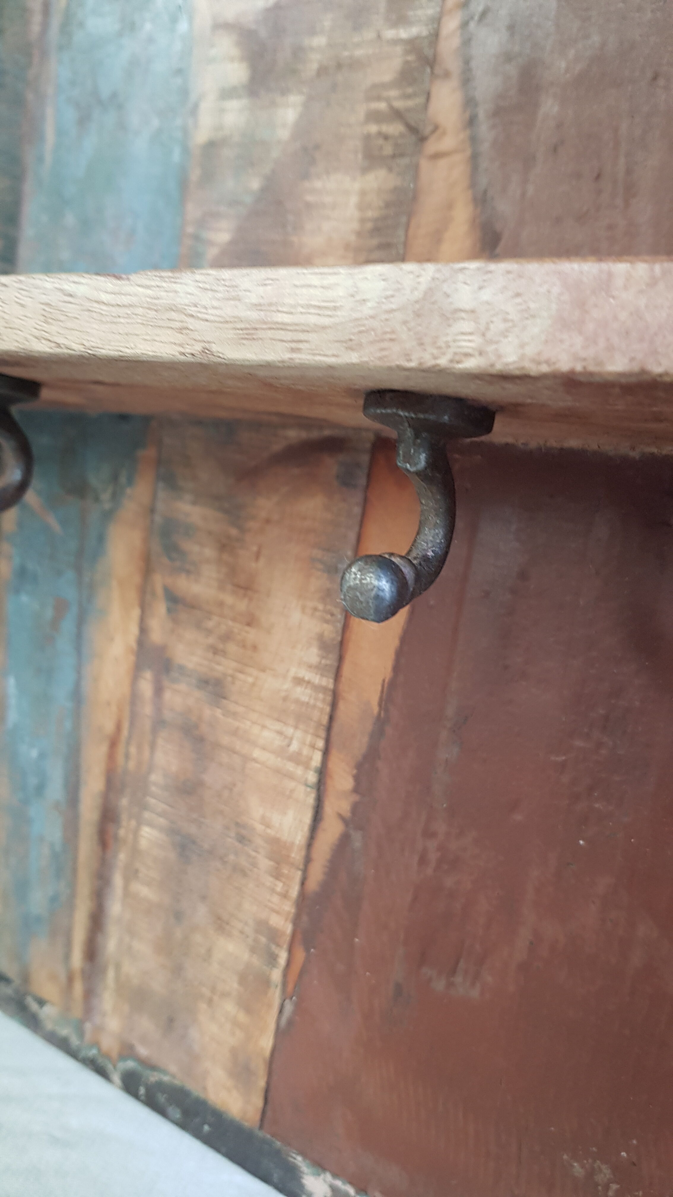Wall shelf 3 shelves + 4 hooks cast iron in polychrome wood