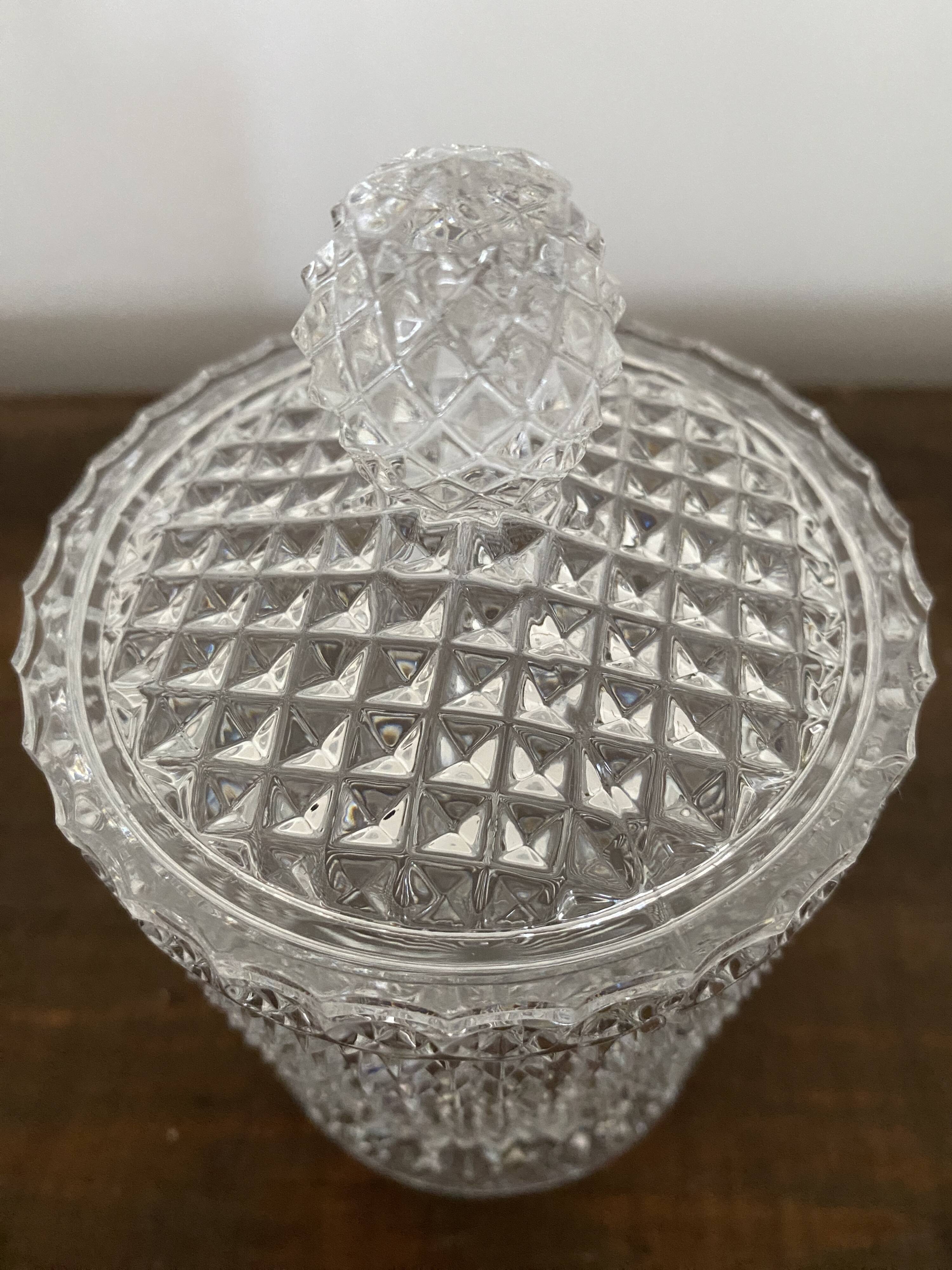Bonbonniere, diamond-cut crystal pot with vintage lid