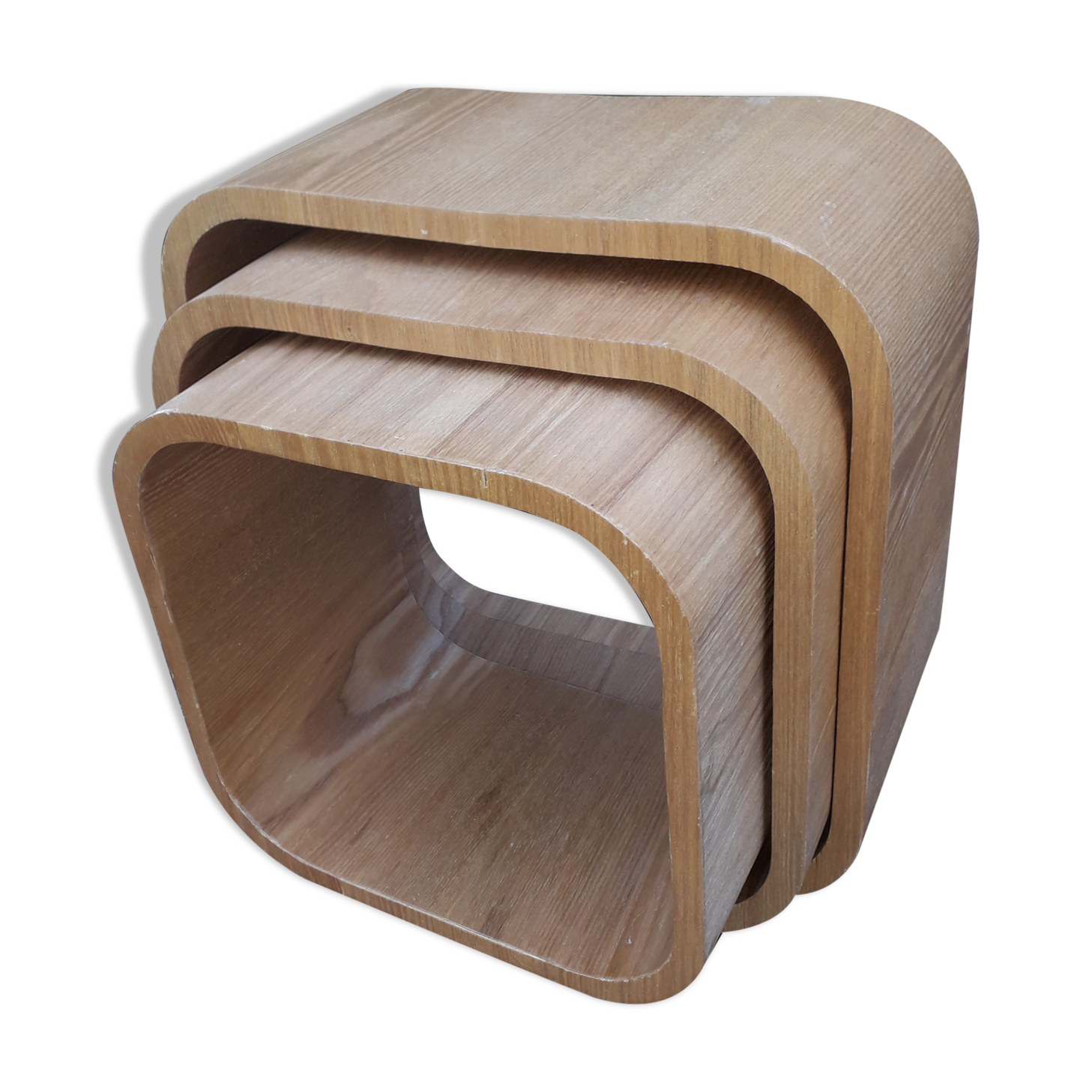 3 wall shelves gigognes