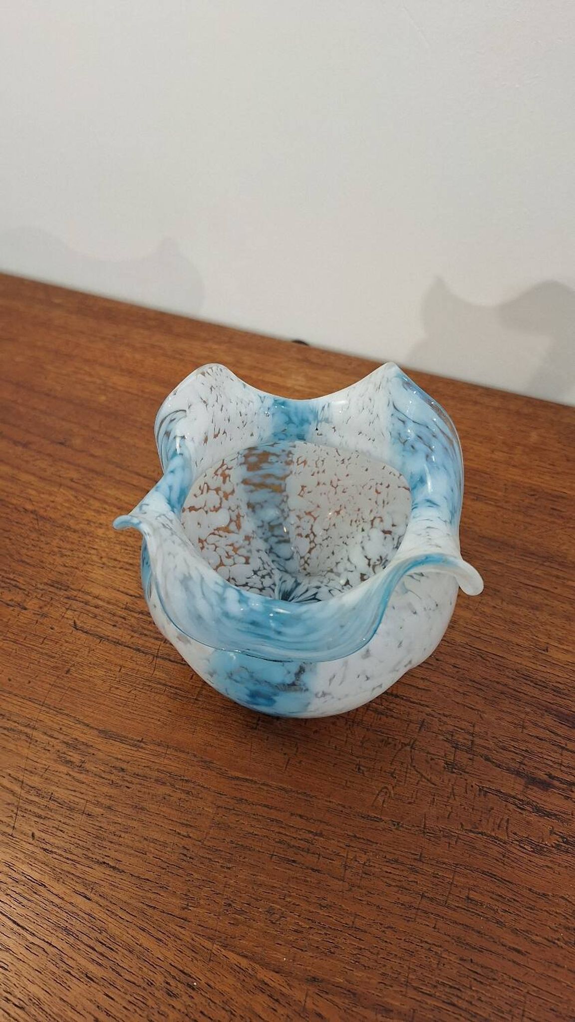Vase en pâte de verre bleu et blanc