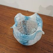 Vase en pâte de verre bleu et blanc
