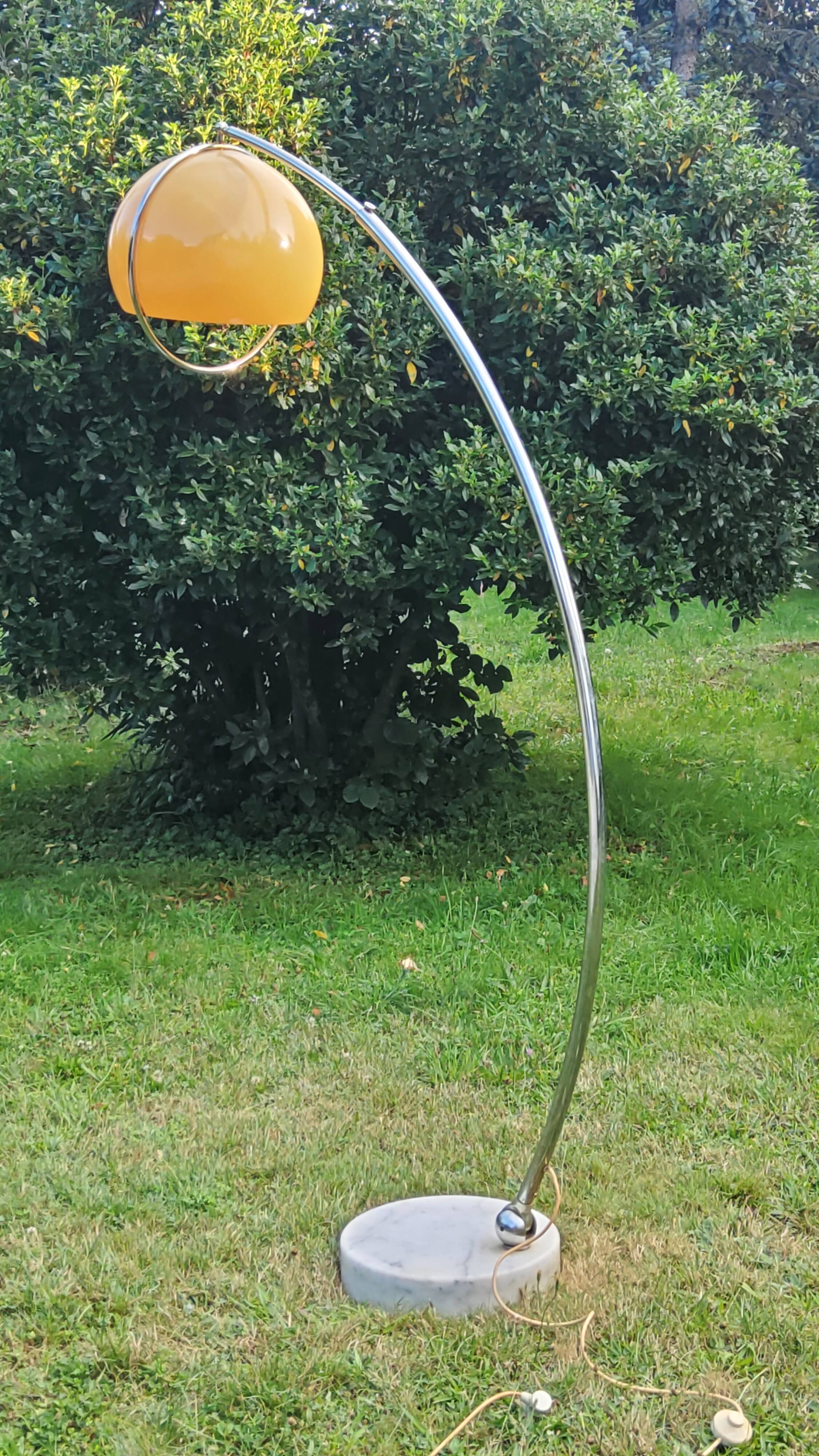 Arco telescopic design floor lamp from the 70s, marble base, chrome rod, plastic lampshade