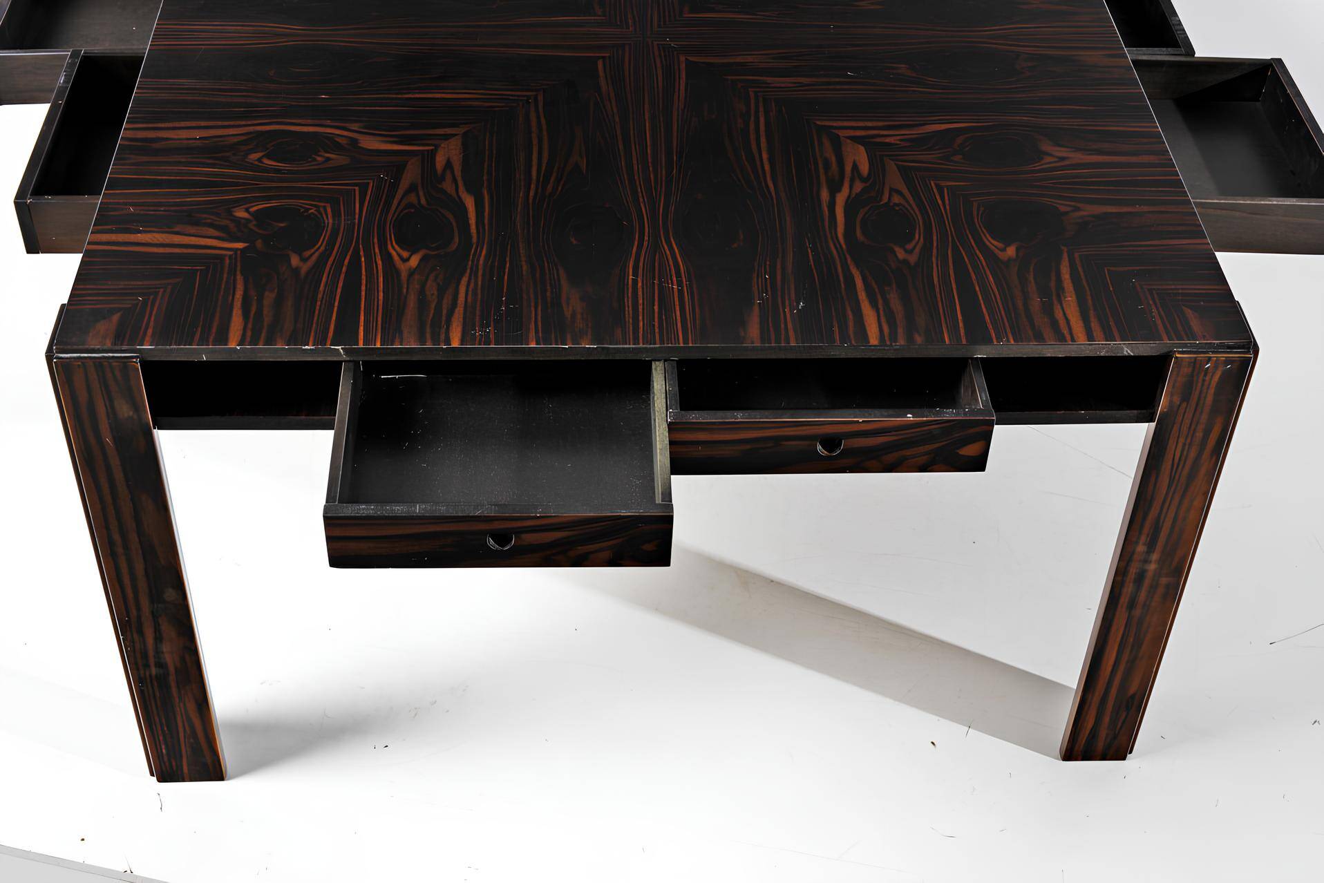 Table attribuée à Gianfranco Frattini en ébène Massacar Italie 1970