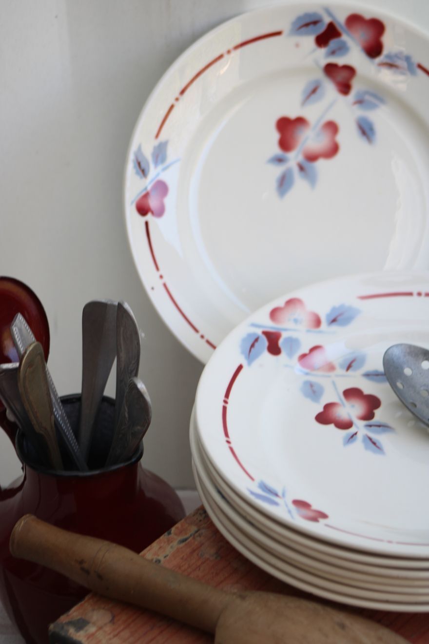 Set of 8 flat ceramic plates