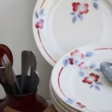 Set of 8 flat ceramic plates