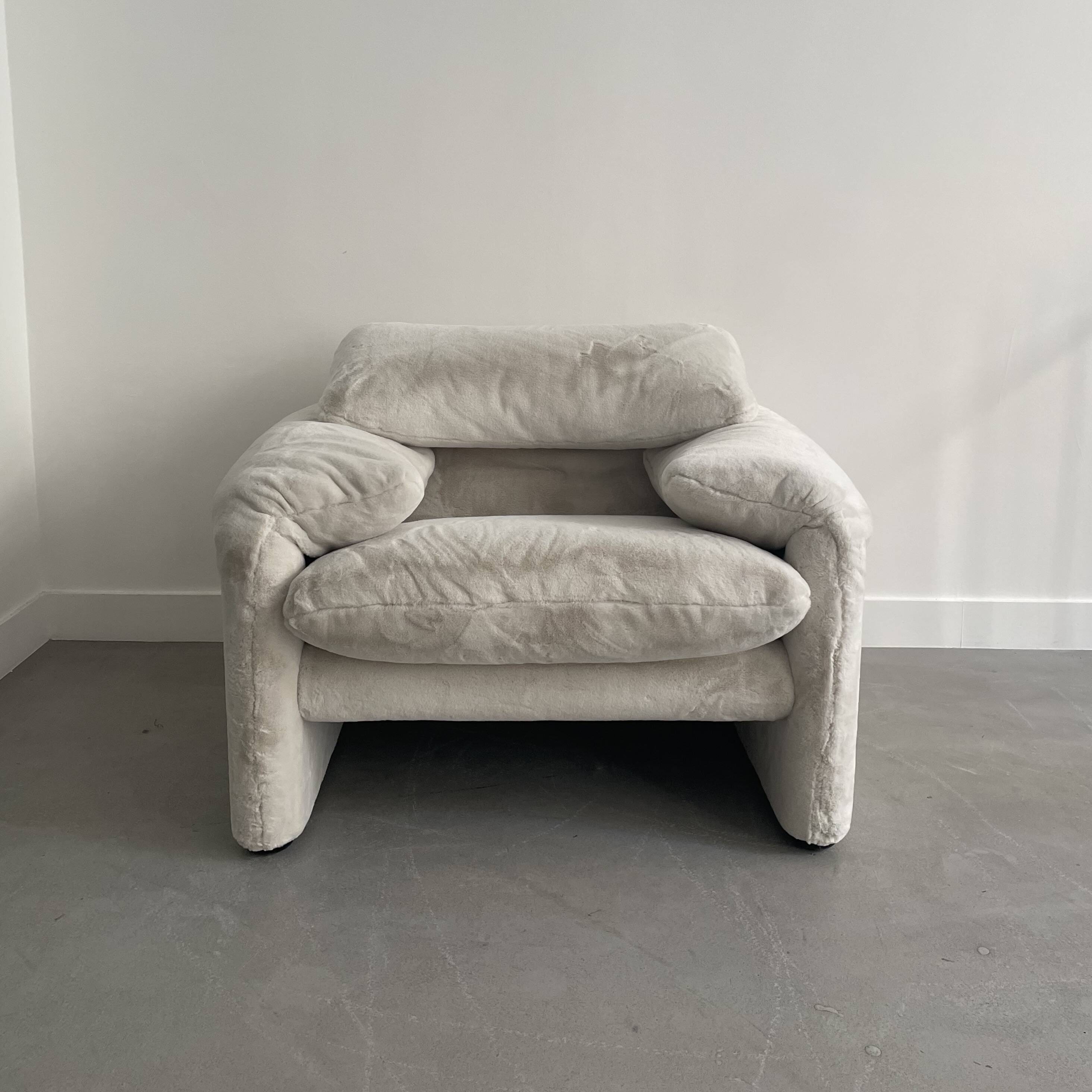 Maralunga armchair by Vico Magistretti for Cassina in fur
