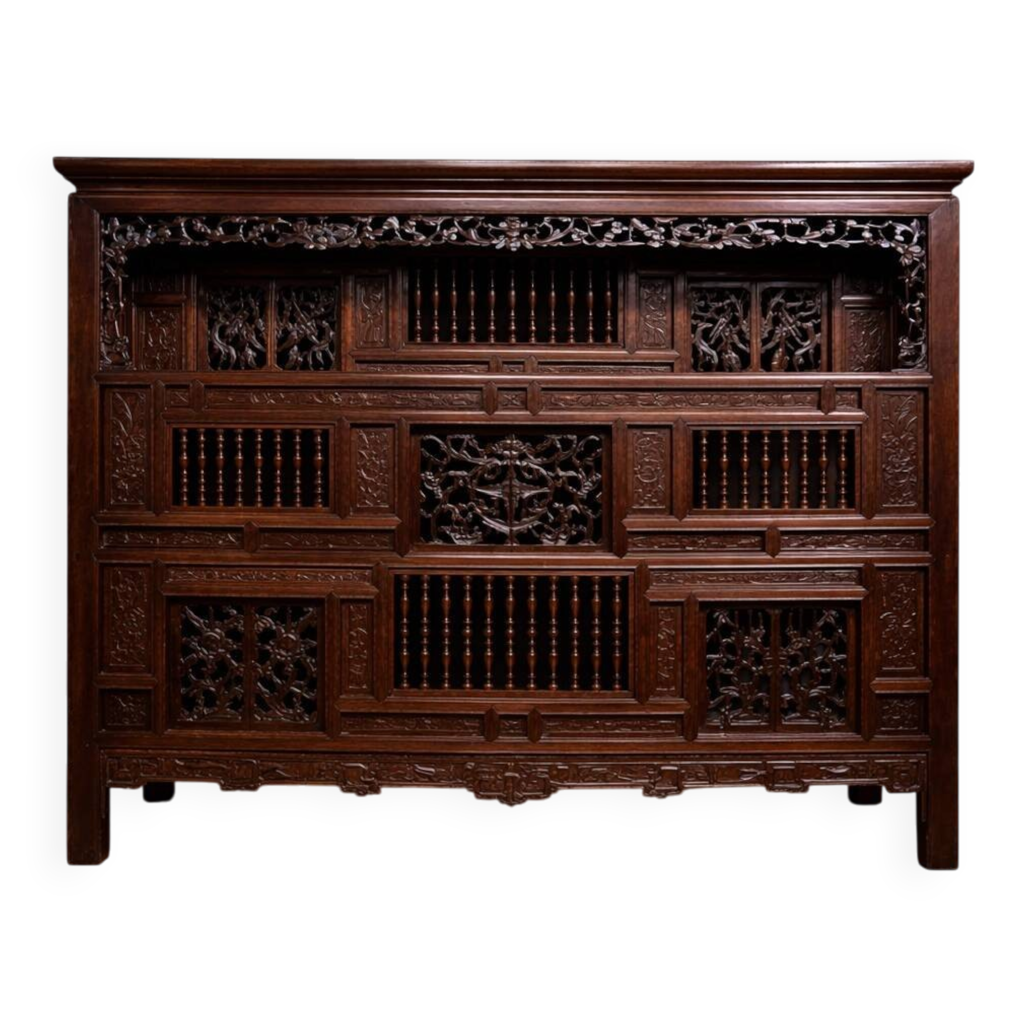 Asia 19th century: antique cabinet carved in mahogany (Chinese or Indochinese art)