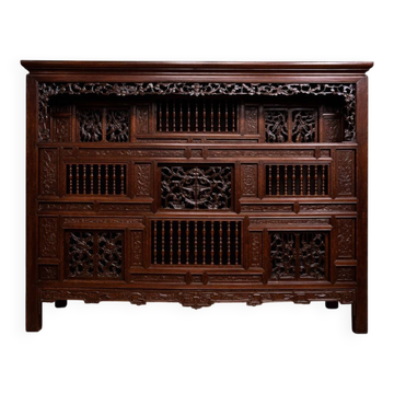 Asie XIXe : cabinet ancien sculpté en acajou (art chinois ou indochinois)