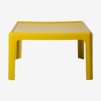 Table basse jaune par Peter Ghyczy pour Horn Collection