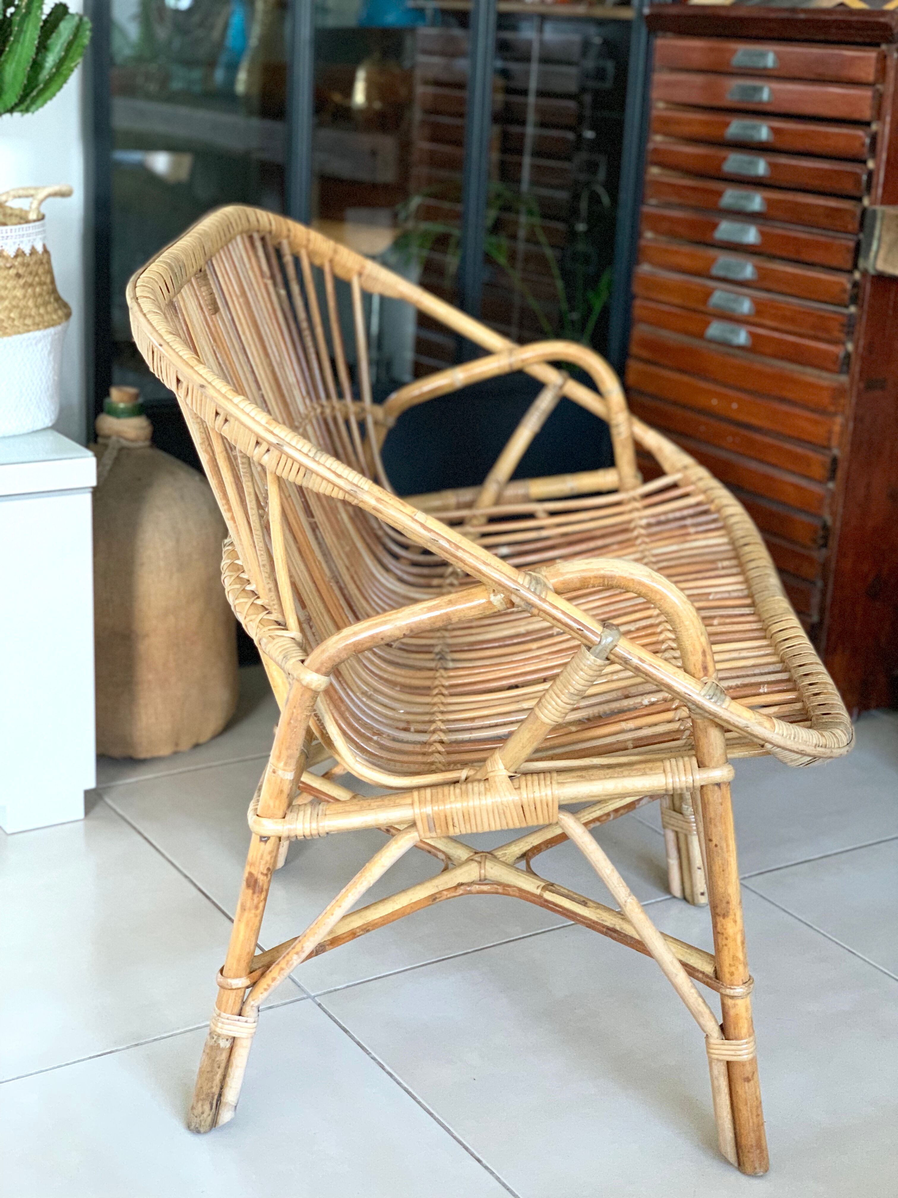 Old vintage sofa / rattan bench