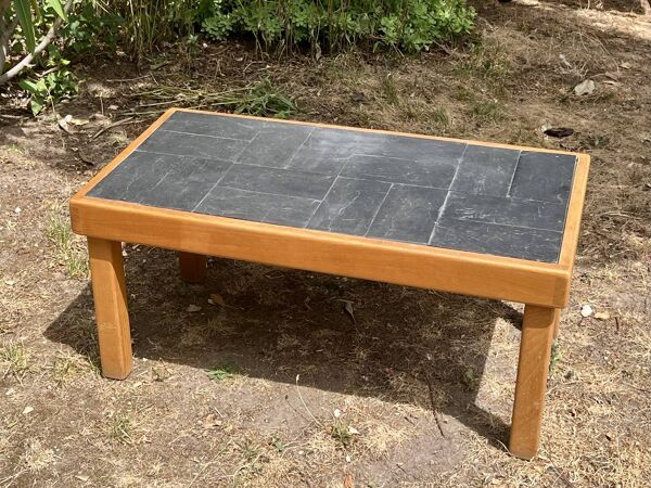Table basse de style moderniste en bois massif et ardoise, années 70