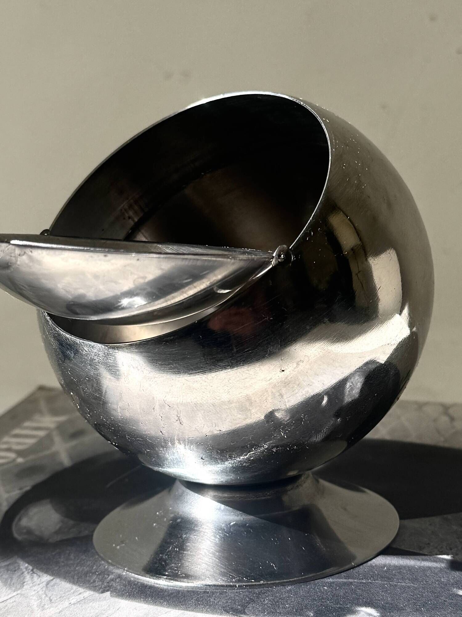 Space age ashtray in chrome metal, 1970s design.
