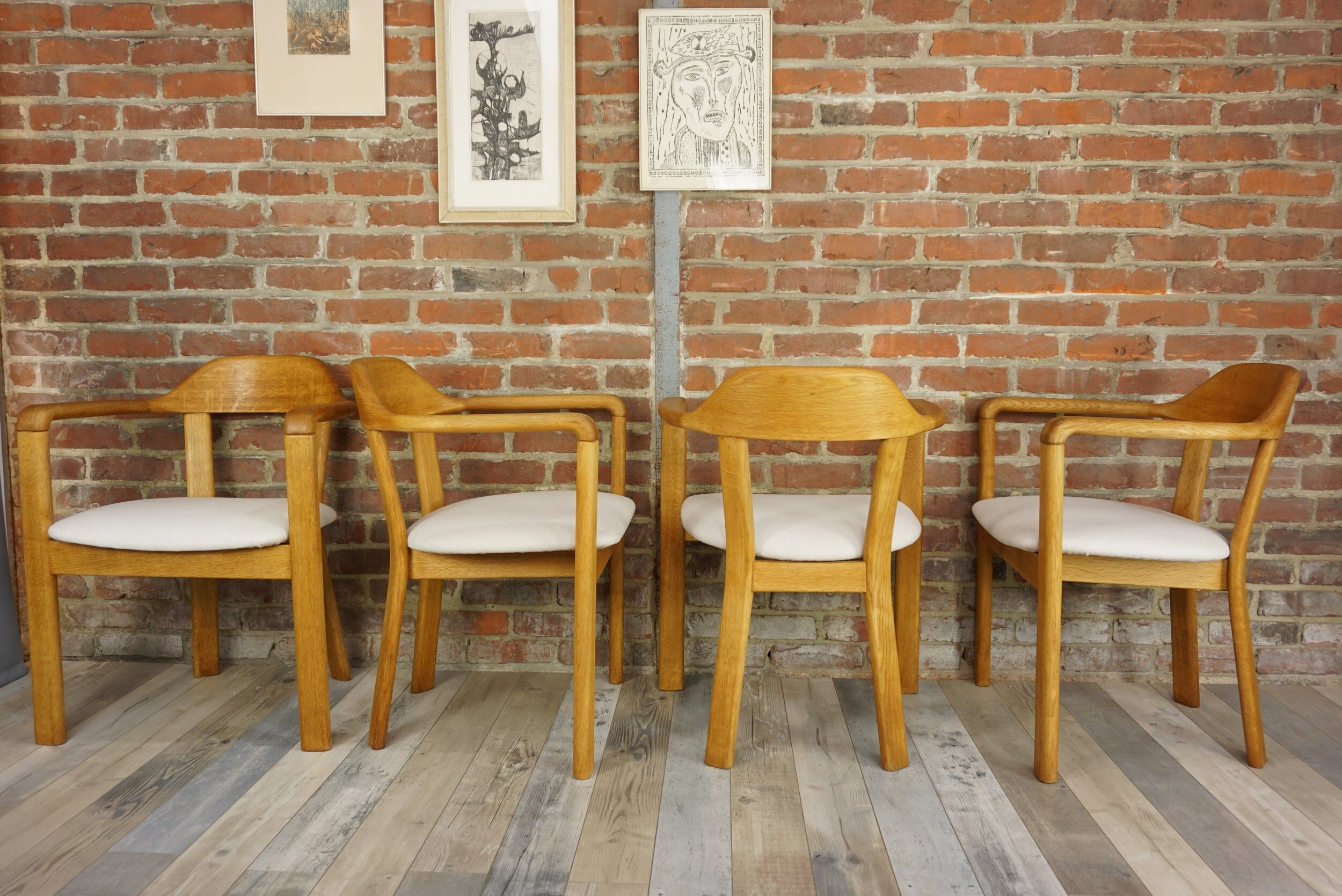 Suite de 4 fauteuils en chêne et tissu