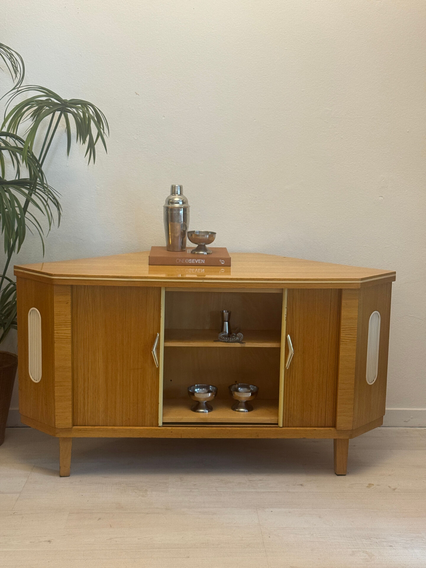 Cabinet de bar vintage « speakeasy »