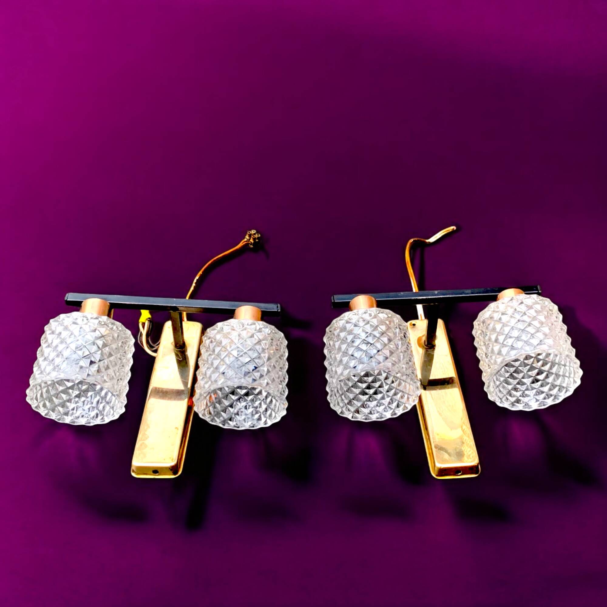 Pair of wall sconces in gilded brass and textured glass