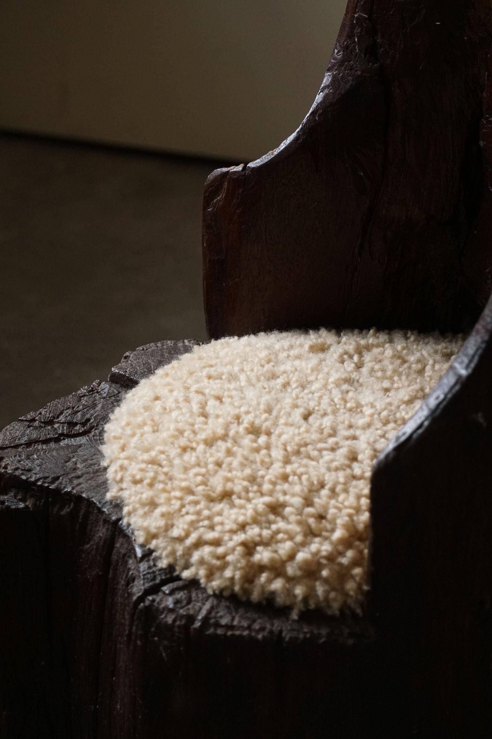 Chaise souche primitive wabi sabi suédoise sculptée à la main, siège en laine d'agneau, 1900s